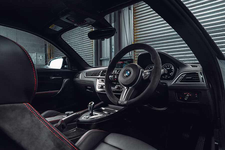 M Division最新硬派小霸王對上功夫甚至比其更專一的同門前輩。