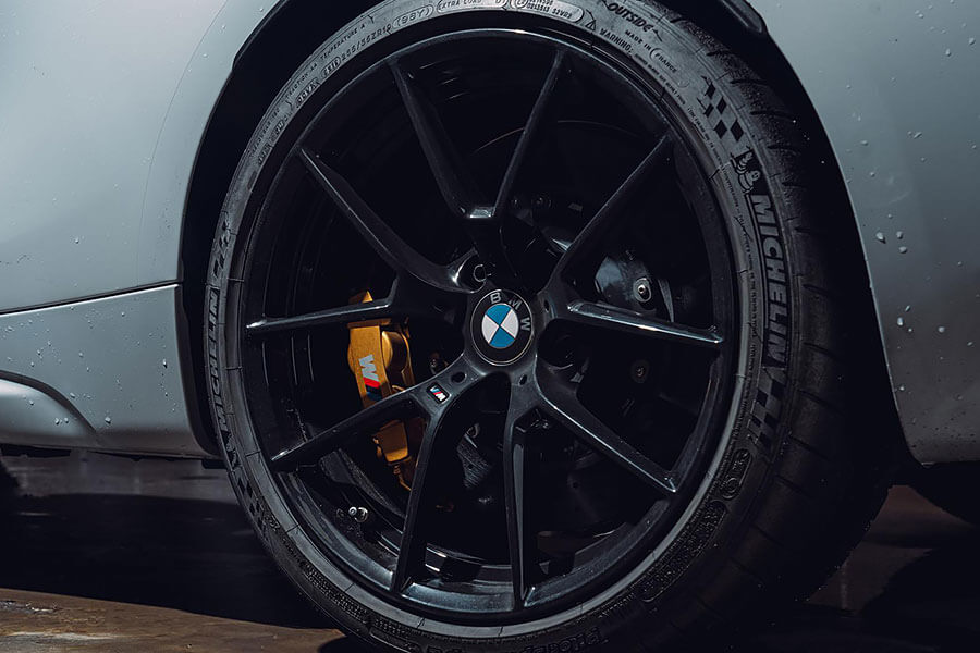 M Division最新硬派小霸王對上功夫甚至比其更專一的同門前輩。