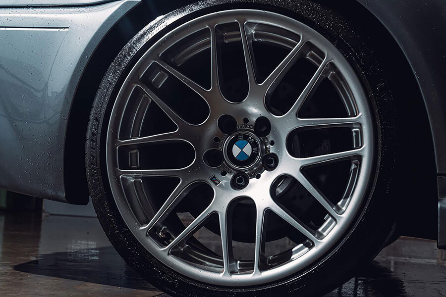 M Division最新硬派小霸王對上功夫甚至比其更專一的同門前輩。