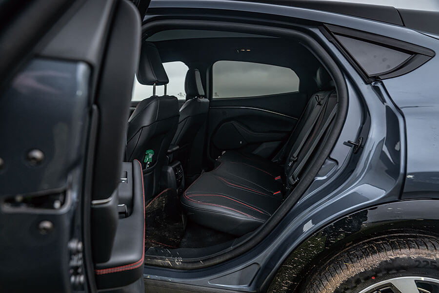 美國兩大巨人硬碰,這次輪到肌肉派老江湖覬覦初創派的補遺作品。