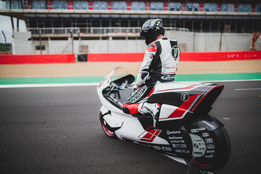 傳說中人車一體的最高境界,英國電動二輪車廠White Motorcycle Concepts辦到了。