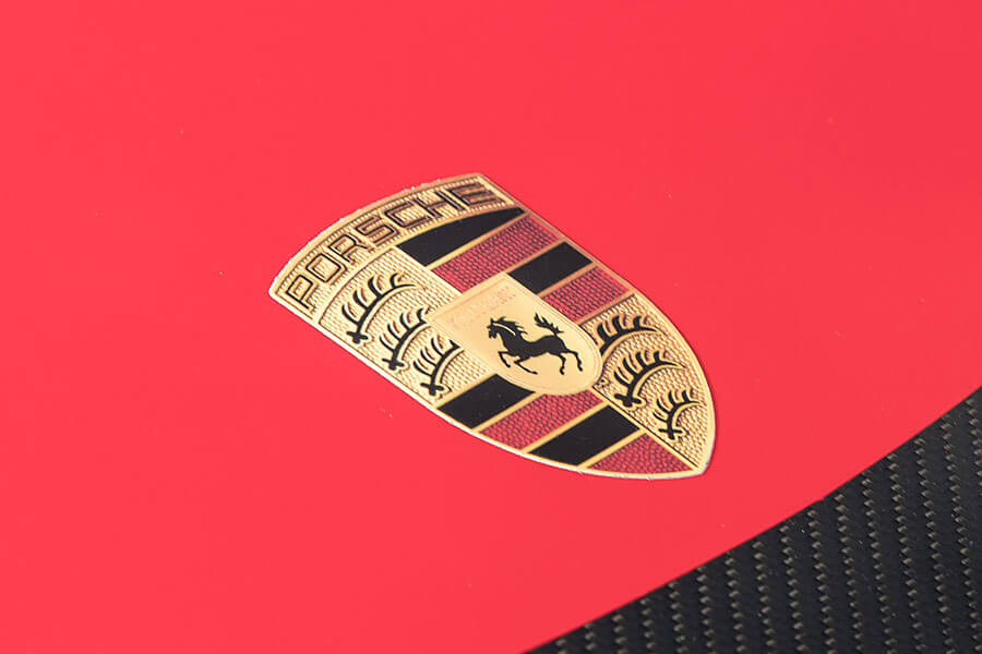 天真以為這些徽章都是隨車免費附贈的裝飾？它們有個可是比一輛進口車還貴呢！