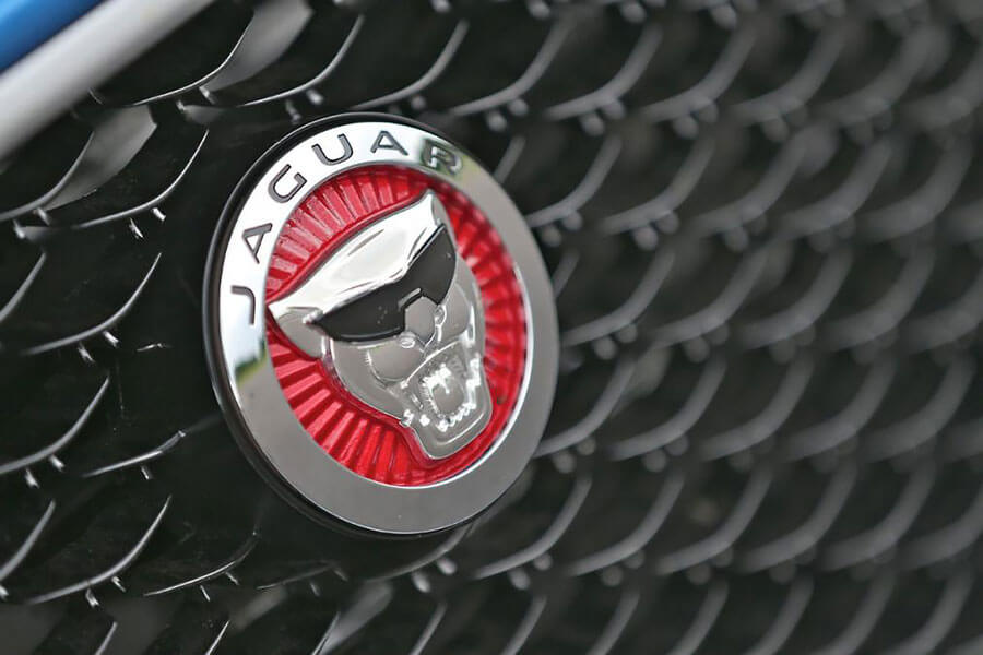 天真以為這些徽章都是隨車免費附贈的裝飾？它們有個可是比一輛進口車還貴呢！