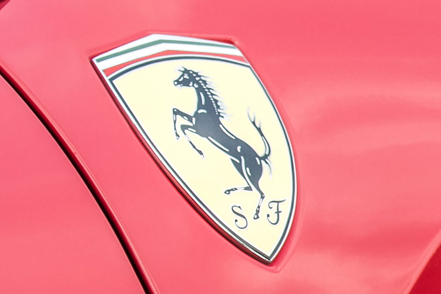 天真以為這些徽章都是隨車免費附贈的裝飾？它們有個可是比一輛進口車還貴呢！