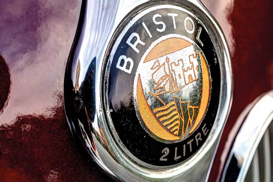 涌井為離世舊相識「託管」貴重的Bristol。他對古典車的心態是要延續其生命，讓它永遠傳承下去，不僅接收車子，也繼承前車主的心志。