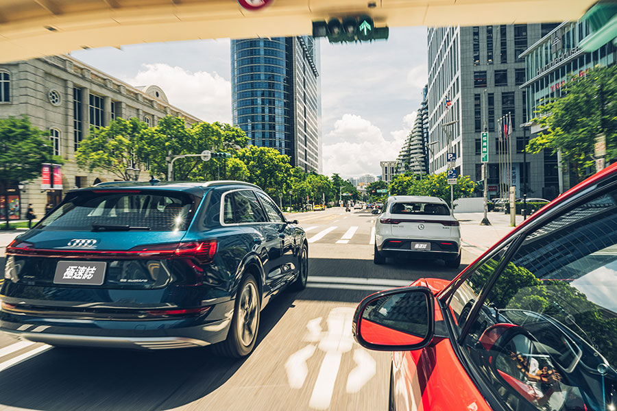 沒有特斯拉?對,以前沒得選,但現在可不同了,來個歐陸對決戲碼你看如何……。