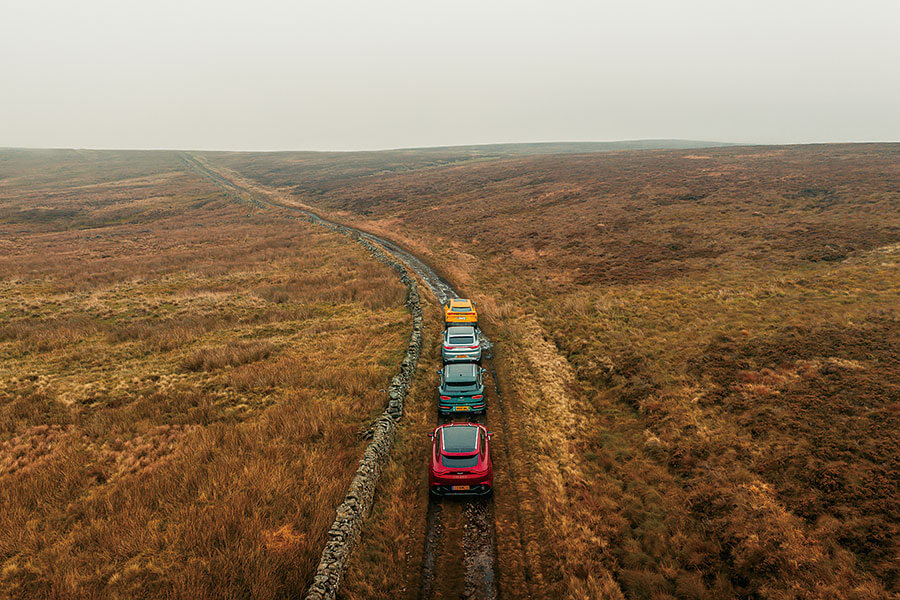 Aston Martin、賓利、藍寶堅尼和保時捷一較高下,卻非傳統超跑大決鬥,而是超級SUV越野前哨戰。