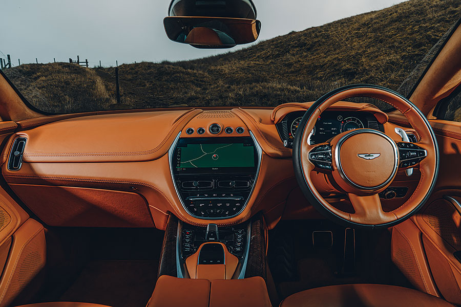 Aston Martin、賓利、藍寶堅尼和保時捷一較高下,卻非傳統超跑大決鬥,而是超級SUV越野前哨戰。