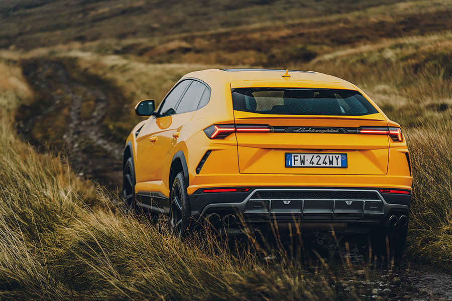 Aston Martin、賓利、藍寶堅尼和保時捷一較高下,卻非傳統超跑大決鬥,而是超級SUV越野前哨戰。