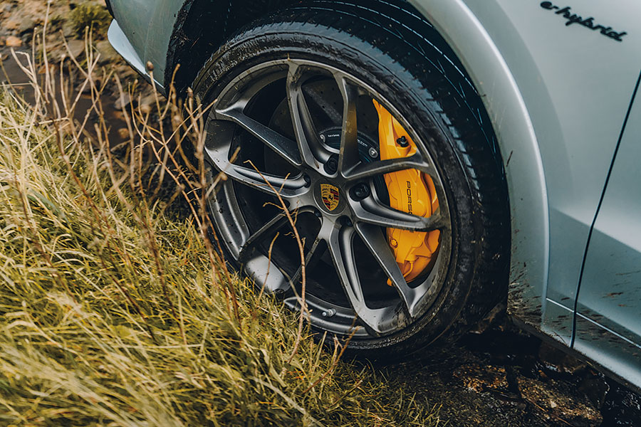 Aston Martin、賓利、藍寶堅尼和保時捷一較高下,卻非傳統超跑大決鬥,而是超級SUV越野前哨戰。