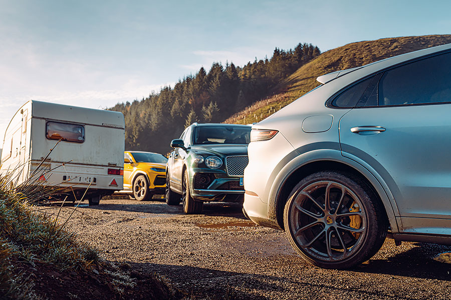 Aston Martin、賓利、藍寶堅尼和保時捷一較高下,卻非傳統超跑大決鬥,而是超級SUV越野前哨戰。