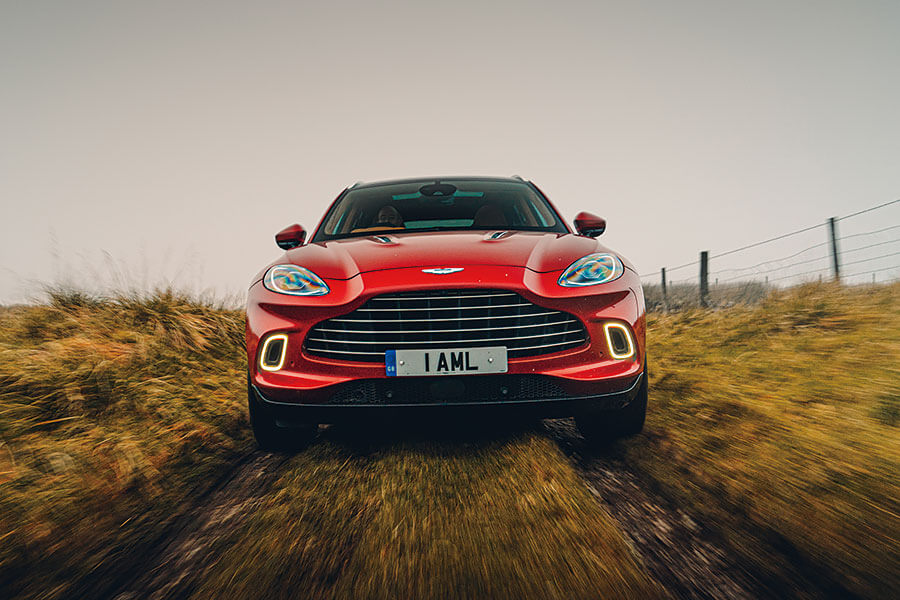 Aston Martin、賓利、藍寶堅尼和保時捷一較高下,卻非傳統超跑大決鬥,而是超級SUV越野前哨戰。