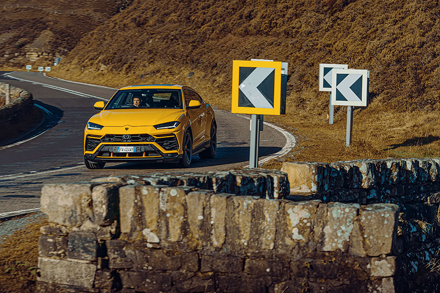 Aston Martin、賓利、藍寶堅尼和保時捷一較高下,卻非傳統超跑大決鬥,而是超級SUV越野前哨戰。