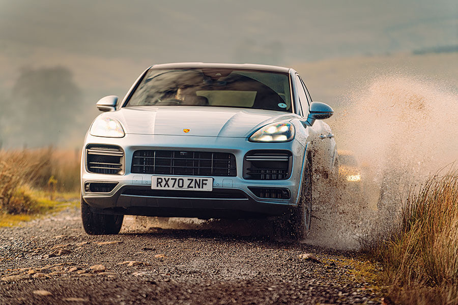 Aston Martin、賓利、藍寶堅尼和保時捷一較高下,卻非傳統超跑大決鬥,而是超級SUV越野前哨戰。