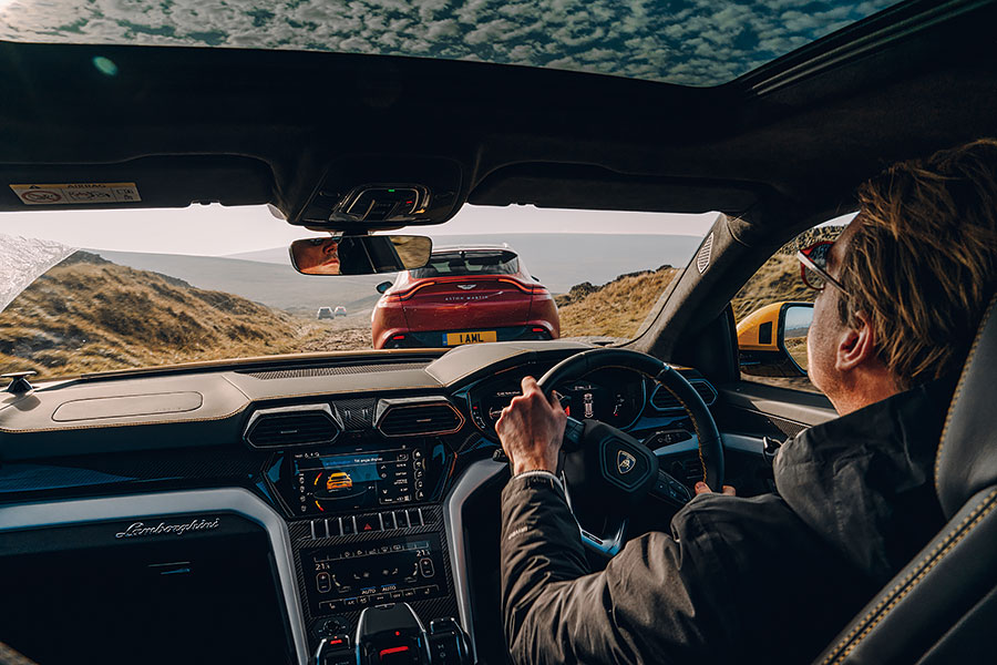 Aston Martin、賓利、藍寶堅尼和保時捷一較高下,卻非傳統超跑大決鬥,而是超級SUV越野前哨戰。