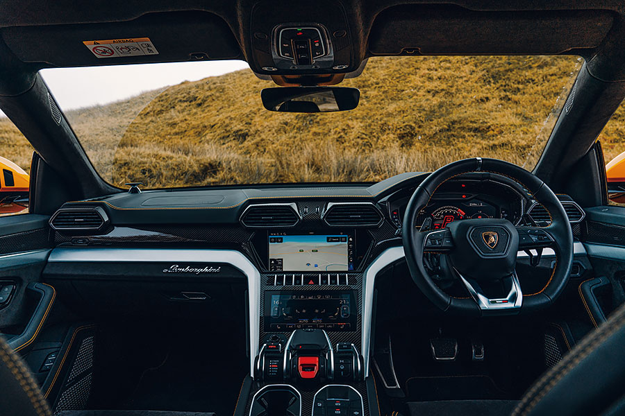 Aston Martin、賓利、藍寶堅尼和保時捷一較高下,卻非傳統超跑大決鬥,而是超級SUV越野前哨戰。