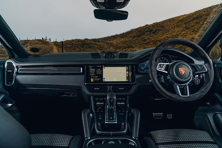 Aston Martin、賓利、藍寶堅尼和保時捷一較高下,卻非傳統超跑大決鬥,而是超級SUV越野前哨戰。