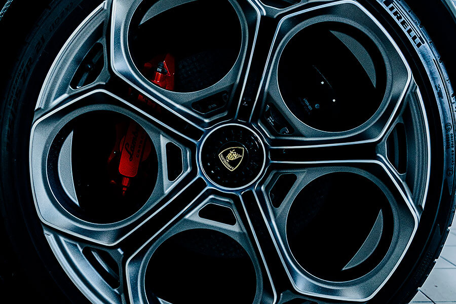 當年房間壁掛海報裡的藍寶堅尼，想不到多年後竟意外再次回歸，並以老派方式帶來全新感動。