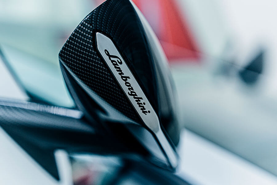 當年房間壁掛海報裡的藍寶堅尼，想不到多年後竟意外再次回歸，並以老派方式帶來全新感動。