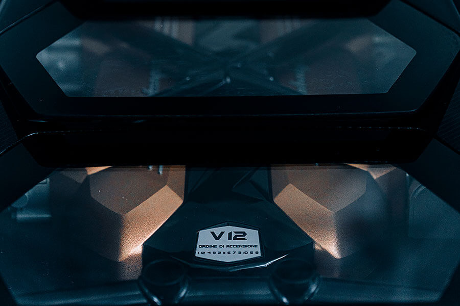 當年房間壁掛海報裡的藍寶堅尼，想不到多年後竟意外再次回歸，並以老派方式帶來全新感動。