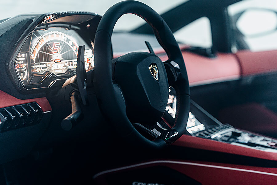 當年房間壁掛海報裡的藍寶堅尼，想不到多年後竟意外再次回歸，並以老派方式帶來全新感動。