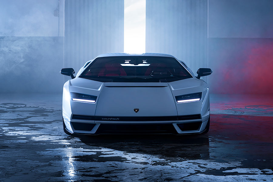 當年房間壁掛海報裡的藍寶堅尼，想不到多年後竟意外再次回歸，並以老派方式帶來全新感動。