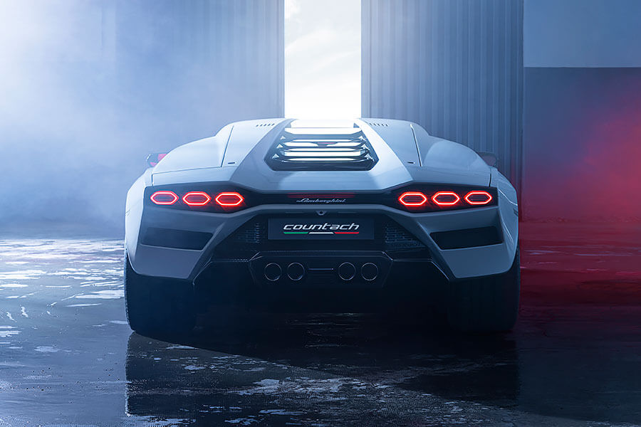 當年房間壁掛海報裡的藍寶堅尼，想不到多年後竟意外再次回歸，並以老派方式帶來全新感動。