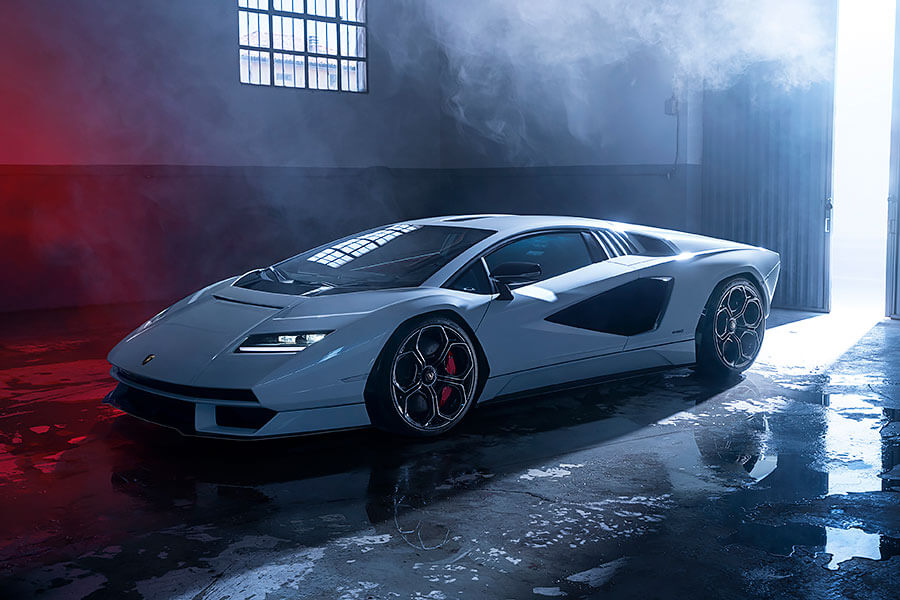 當年房間壁掛海報裡的藍寶堅尼，想不到多年後竟意外再次回歸，並以老派方式帶來全新感動。