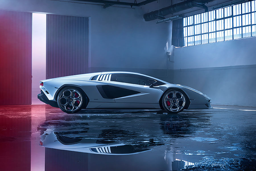 當年房間壁掛海報裡的藍寶堅尼，想不到多年後竟意外再次回歸，並以老派方式帶來全新感動。