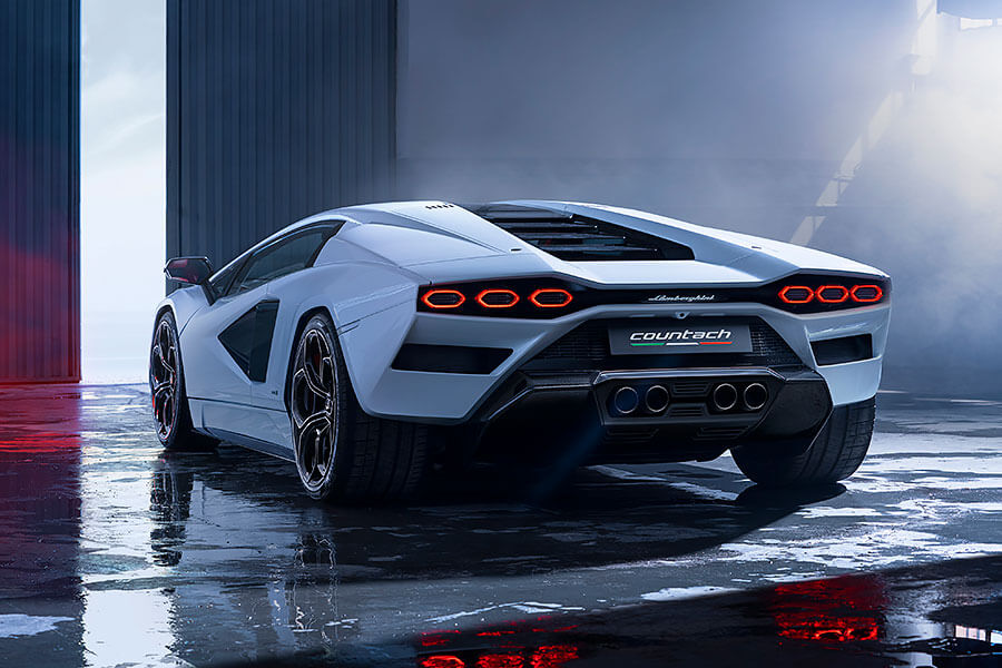 當年房間壁掛海報裡的藍寶堅尼，想不到多年後竟意外再次回歸，並以老派方式帶來全新感動。