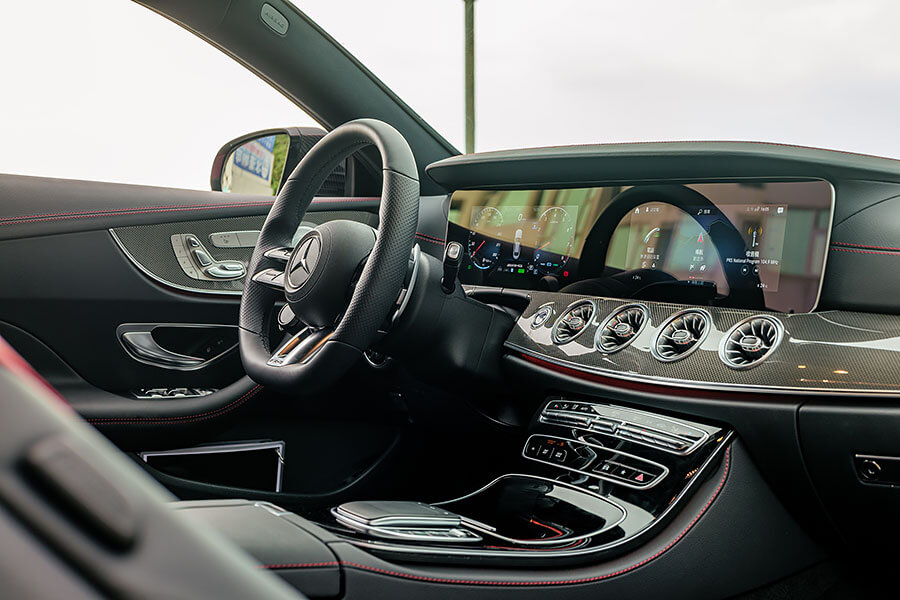 呼應那名為野性紅車漆以及看似兇惡但其實健康得可以的動力,就跟其實都在喝番茄汁的血腥瑪麗有點雷同。