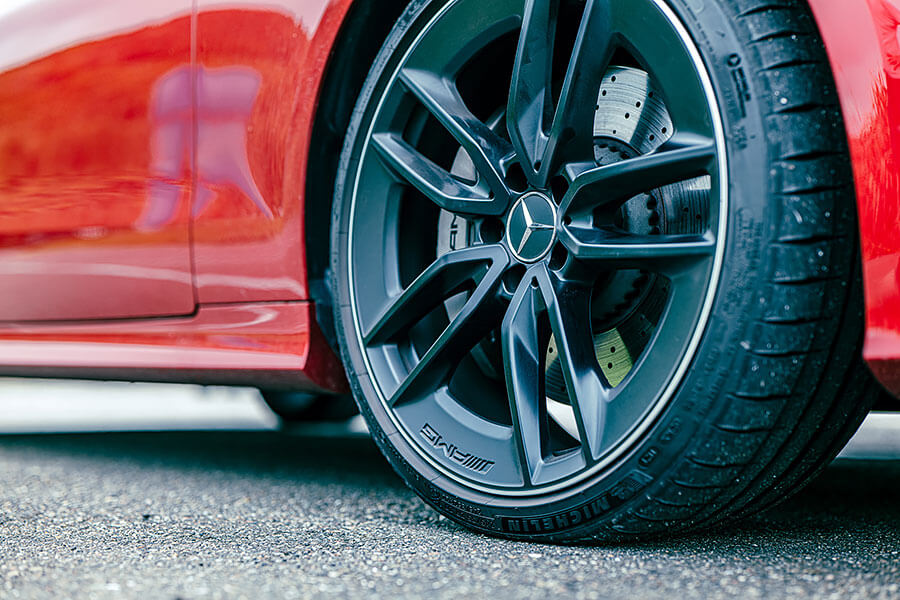 呼應那名為野性紅車漆以及看似兇惡但其實健康得可以的動力,就跟其實都在喝番茄汁的血腥瑪麗有點雷同。