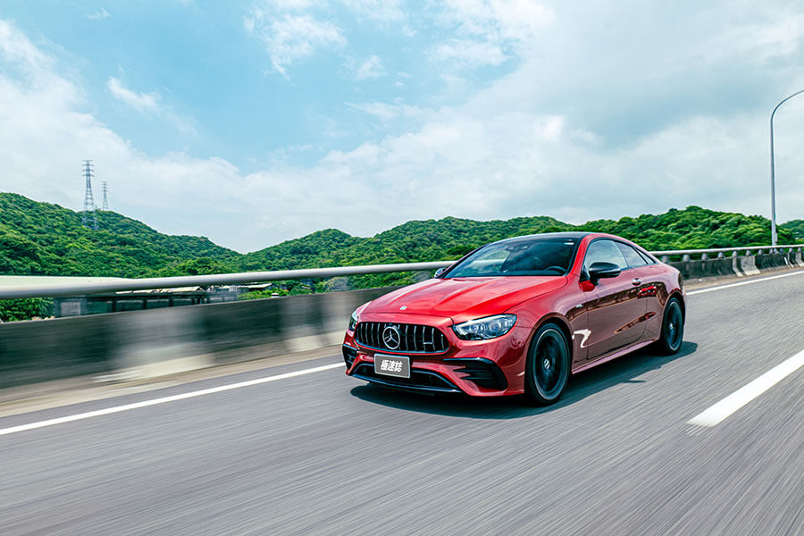 呼應那名為野性紅車漆以及看似兇惡但其實健康得可以的動力,就跟其實都在喝番茄汁的血腥瑪麗有點雷同。