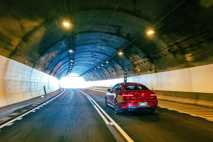 呼應那名為野性紅車漆以及看似兇惡但其實健康得可以的動力,就跟其實都在喝番茄汁的血腥瑪麗有點雷同。