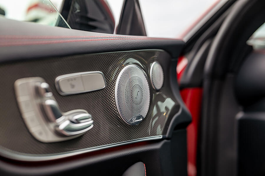 呼應那名為野性紅車漆以及看似兇惡但其實健康得可以的動力,就跟其實都在喝番茄汁的血腥瑪麗有點雷同。