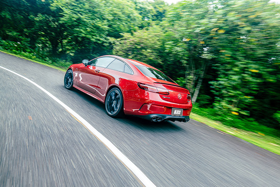 呼應那名為野性紅車漆以及看似兇惡但其實健康得可以的動力,就跟其實都在喝番茄汁的血腥瑪麗有點雷同。