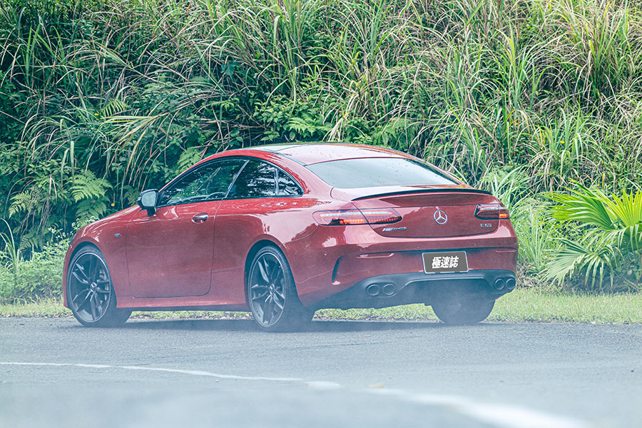 呼應那名為野性紅車漆以及看似兇惡但其實健康得可以的動力,就跟其實都在喝番茄汁的血腥瑪麗有點雷同。