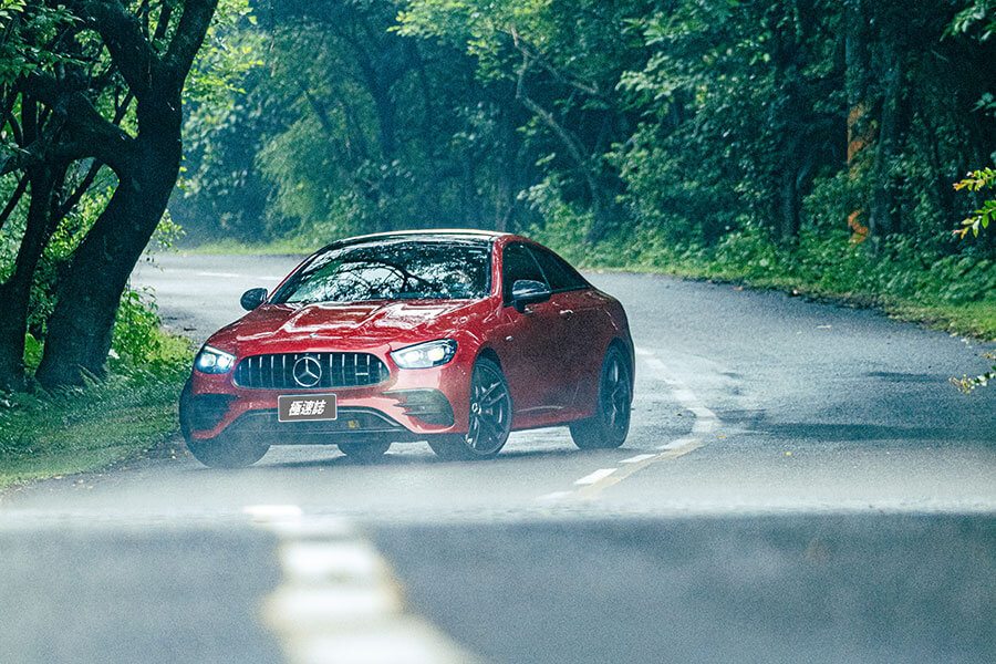 呼應那名為野性紅車漆以及看似兇惡但其實健康得可以的動力,就跟其實都在喝番茄汁的血腥瑪麗有點雷同。