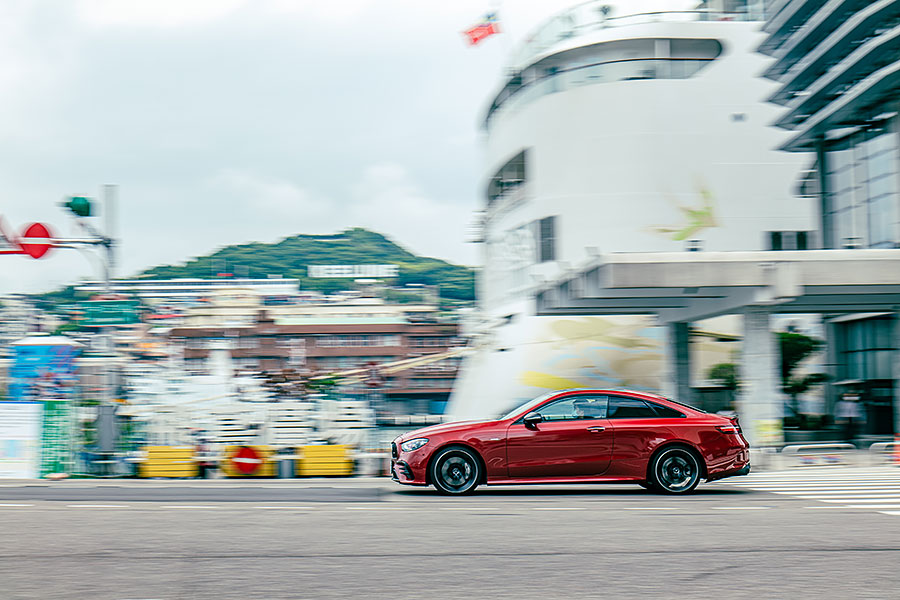 呼應那名為野性紅車漆以及看似兇惡但其實健康得可以的動力,就跟其實都在喝番茄汁的血腥瑪麗有點雷同。