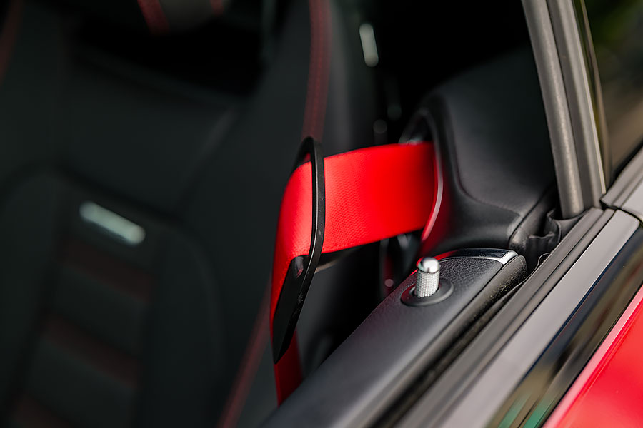 呼應那名為野性紅車漆以及看似兇惡但其實健康得可以的動力,就跟其實都在喝番茄汁的血腥瑪麗有點雷同。