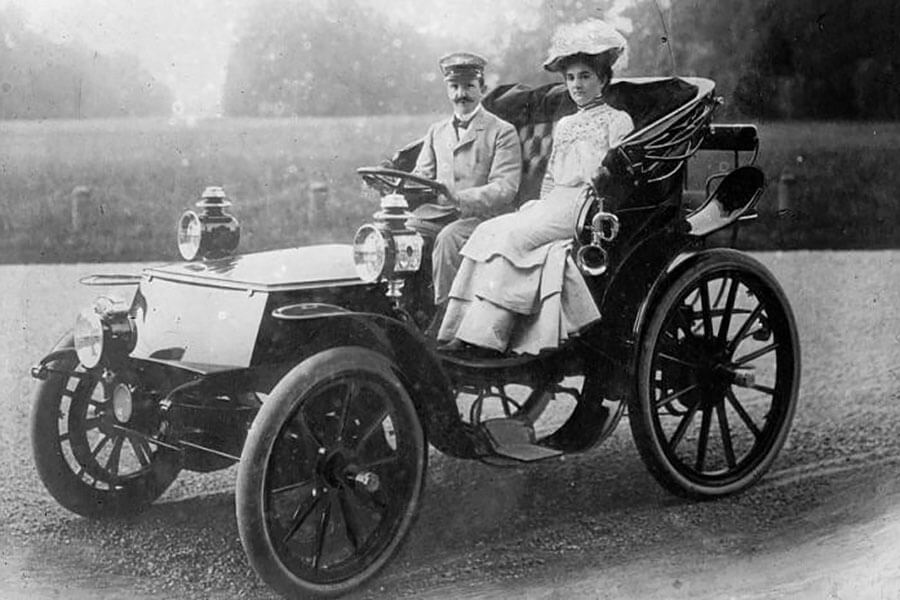 啟閉式頭燈、轉向頭燈、氙氣頭燈、雷射頭燈，甚至在汽車上安裝頭燈的第一人又是誰？你所不知道的頭燈冷知識都在這裡！