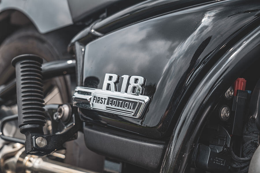 油門催下的同時，身體感受到的震動及律動彷彿有無窮能量握在我手中，大排量雙缸引擎的魅力就在於此……。