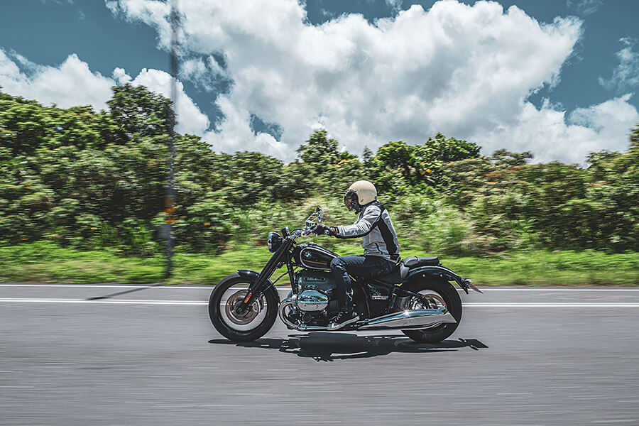 油門催下的同時，身體感受到的震動及律動彷彿有無窮能量握在我手中，大排量雙缸引擎的魅力就在於此……。