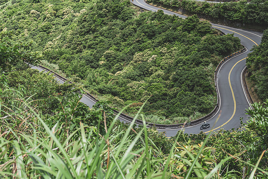 油門催下的同時，身體感受到的震動及律動彷彿有無窮能量握在我手中，大排量雙缸引擎的魅力就在於此……。