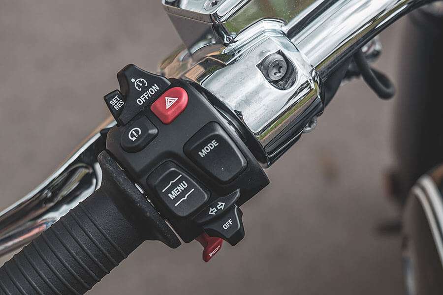 油門催下的同時，身體感受到的震動及律動彷彿有無窮能量握在我手中，大排量雙缸引擎的魅力就在於此……。