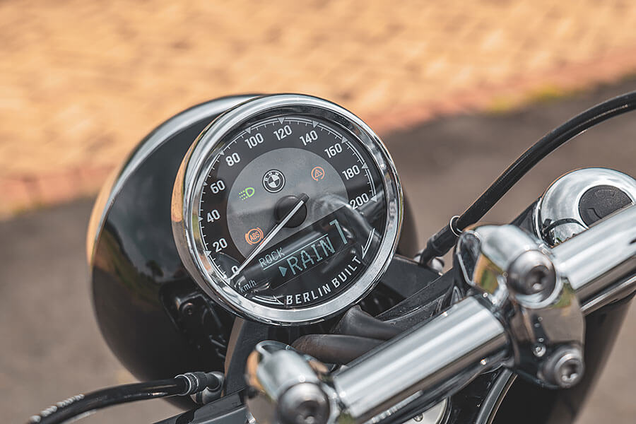 油門催下的同時，身體感受到的震動及律動彷彿有無窮能量握在我手中，大排量雙缸引擎的魅力就在於此……。