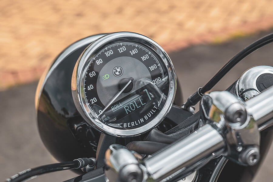 油門催下的同時，身體感受到的震動及律動彷彿有無窮能量握在我手中，大排量雙缸引擎的魅力就在於此……。