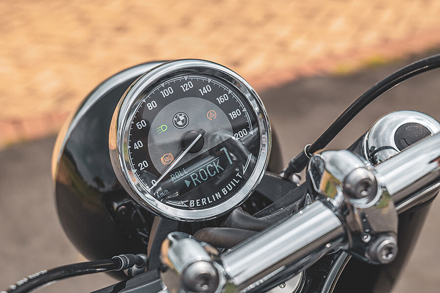 油門催下的同時，身體感受到的震動及律動彷彿有無窮能量握在我手中，大排量雙缸引擎的魅力就在於此……。