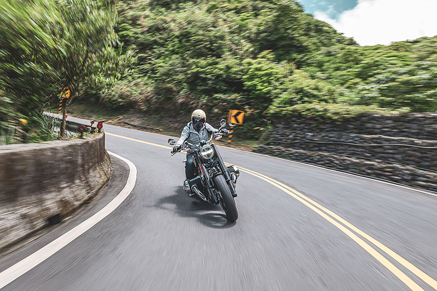 油門催下的同時，身體感受到的震動及律動彷彿有無窮能量握在我手中，大排量雙缸引擎的魅力就在於此……。