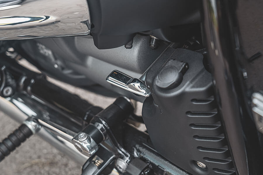 油門催下的同時，身體感受到的震動及律動彷彿有無窮能量握在我手中，大排量雙缸引擎的魅力就在於此……。